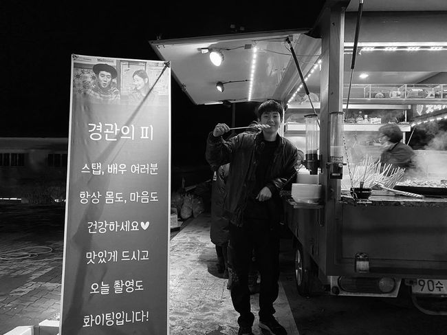 Actor Choi Woo-shik thanked Park So-dam for his Gift, which he has been linked to as a parasite.Choi Woo-shik posted a picture and a photo on his SNS on the 25th, I am impressed by the saddened .. I am very beautiful in my heart.In the picture, Choi Woo-shik is holding a oden skewer in front of a snack car, next to it, Stap, Actor, always be healthy, and feel healthy.It is delicious and shooting today is also a hot! Park So-dam was a snack car gift to help Choi Woo-shik, who is filming the movie The Blood of the Landscape.Choi Woo-shik and Park So-dam met their brother and sister in the parasite.Choi Woo-shik SNS