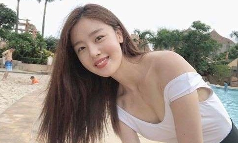 Han Sun-hwa posted a profile capture photo of a user on his instagram  on the 25th.The attached article said, I have thought a lot, he said. I sent the number to the person who sent the Message.Please contact me or give me DM again. Or I will release the contents, he wrote.It is interpreted as a Warning Message for the netizens who sent a Message containing malicious contents to Han Sun Hwa.Han Sun-hwa, a former girl group Secret, is turning to an Actor.Warning as she posts profile capture on Instagram  