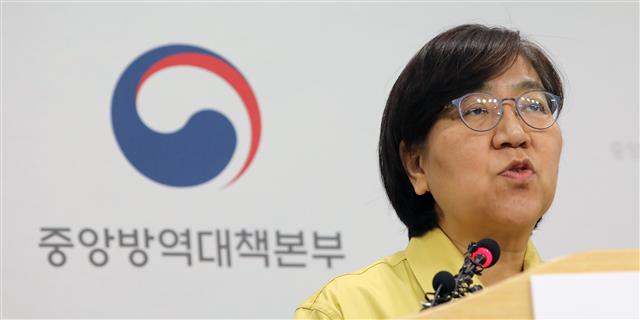 브리핑하는 정은경 질병관리본부장 - 정은경 질병관리본부장이 22일 충북 청주시 질병관리본부 브리핑실에서 신종 코로나바이러스감염증(코로나19) 국내 발생현황 브리핑을 하고 있다. 2020.2.22 뉴스1