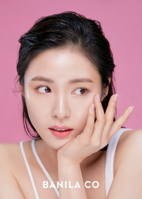 Shin Se-kyung was recently selected as a beauty brand vanillaco model and released a product picture.Shin Se-kyung in the picture captures Eye-catching with clear and healthy purity.When Shin Se-kyung released the picture to SNS, fans are sending a cheer message with comments such as It is beautiful today, it is so beautiful, it is a real national treasure face.Shin Se-kyung won the MBC Acting Award for Best Actress in the drama category of the MBC Acting Grand Prize through MBCs New Entrepreneur Koo Hae-ryong, and has recently been actively communicating with fans as a YouTuber.