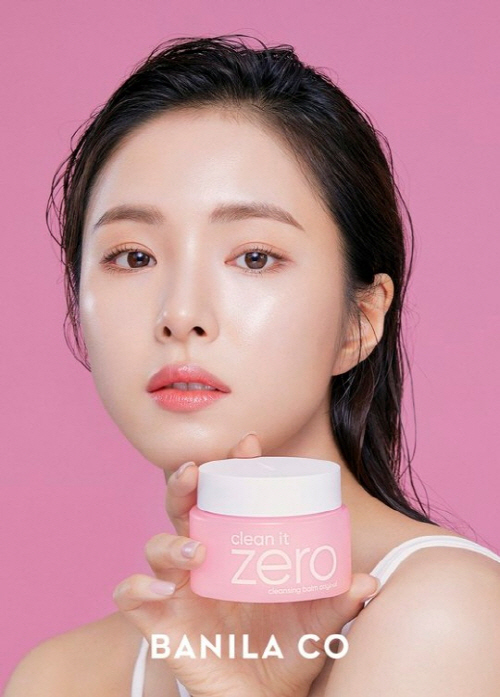 Shin Se-kyung was recently selected as a beauty brand vanillaco model and released a product picture.Shin Se-kyung in the picture captures Eye-catching with clear and healthy purity.When Shin Se-kyung released the picture to SNS, fans are sending a cheer message with comments such as It is beautiful today, it is so beautiful, it is a real national treasure face.Shin Se-kyung won the MBC Acting Award for Best Actress in the drama category of the MBC Acting Grand Prize through MBCs New Entrepreneur Koo Hae-ryong, and has recently been actively communicating with fans as a YouTuber.
