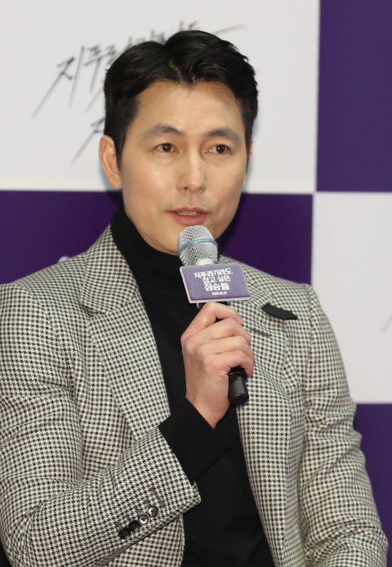 Actor Jung Woo-sung made a great effort to prevent the spread of the new coronavirus infection (COVID-19) and support the damage on the 26th.According to Jung Woo-sungs agency Artist Company, Jung Woo-sung donated 100 million won to the fruits of the Social Welfare Community Chest of Korea.The Donation Fund will be used to prevent the spread of COVID-19, including children with weak immunity, elderly people, low-income families, and medical staff who need anti-virus goods.On the other hand, COVID-19 spreads nationwide, and the domination of entertainers such as actors Kim Hye-soo, Bae Suzy, Shin Min-ah and Gong Yoo continues.Kim Hye-soo, who is playing a role as a gold medalist in SBS drama Hiena, Donated 100 million won to the Hope Bridge National Disaster Rescue Association.Gong Yoo delivered 100 million won to the love of the Social Welfare Community Chest with his real name Kong Ji-cheol, and Bae Suzy was reported to have Donated 100 million won to the International Relief Development NGO Good Neighbors.In addition, singer and actor Hye Ri, broadcaster Kang Ho-dong, actor Park Bo-young, Ji Ji-hoon and Kim Hye-eun were also reported to have participated in Donation to prevent the spread of COVID-19.