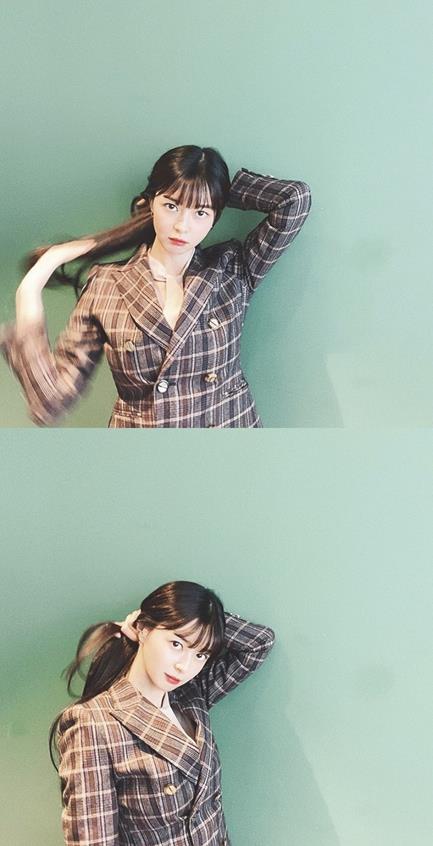 Actor Kwon Nara showed off his Beautiful looks.On the afternoon of the 26th, Kwon Nara posted two photos on his SNS with an article called Rubber Rubber.In the photo, Kwon Nara is tied to her head with one hand. His distinctive features and white skin make her innocent.On the other hand, Kwon Nara is playing the role of Oh Su-a in the JTBC Drama Itaewon Klath, which is broadcast every Friday and Saturday at 10:50 p.m.