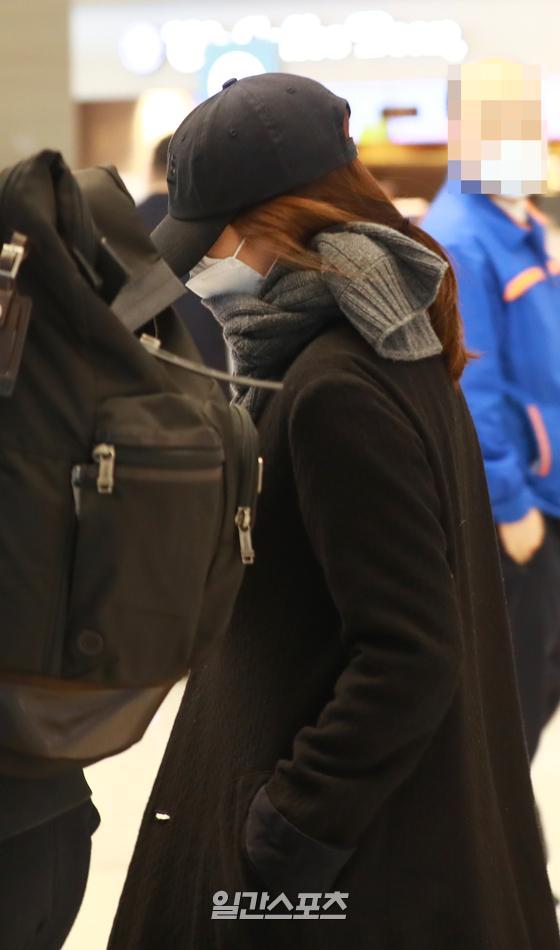 2020.02.27Song Hye-kyo sneaks behind Manager