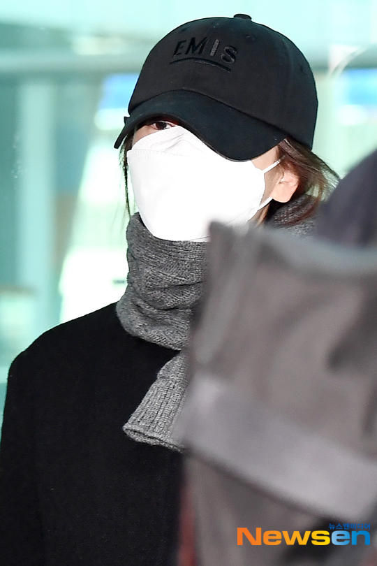 Song Hye-kyo was caught in Camera of domestic reporters for a long time.Song Hye-kyo Entranced via Incheon International Airport on the afternoon of February 27.Mask, which covers both black hats and faces, is heavily armed with a gray muffler, but Aura can not hide.It is the first time since the divorce of Song Jung Ki in July last year that Camera of domestic reporters is included.Song Hye-kyo, who attended a luxury brand fashion show in Milan, Italy on the 22nd, chose all black fashion and showed the chic beauty rather than the usual lovely image.Song Hye-kyo is on a break after the TVN drama Boyfriend, which last January. The next film is about the movie Anna.There is a growing voice in his desire for domestic activities, mainly traveling abroad.Bae Hyo-ju / Index