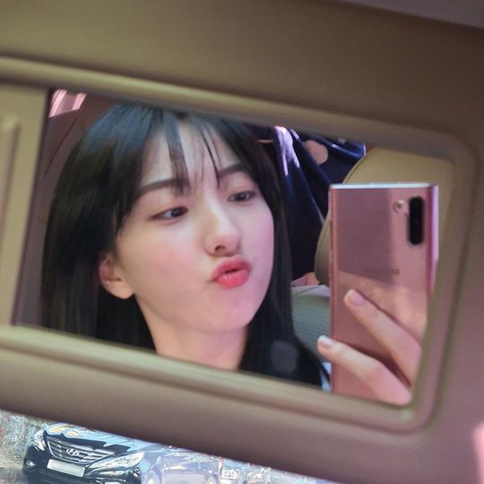 Eunseo presents cute mirror SelfieGroup WJSN member Eunseo uploaded a picture to the official Instagram on February 27 with the phrase Everybodys doing okay?In the photo, Eunseo is looking at his cell phone with his lips sticking out.Eunseo added, I told you to wash your hands and feet well when I went out before bed yesterday, but I do not know if everyone is keeping it today.han jung-won