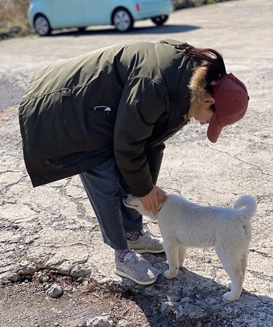 Actor Yeri Han has launched an official SNS.On the 27th, Yeri Han posted a picture on his official Instagram with his first post, Hello ~.In the open photo, Yeri Han is petting the puppy with a comfortable look wearing a hat on a khaki jumper.Yeri Han announced the first official SNS and announced active communication with fans.Yeri Hans profile contains a brief introduction, It is the official Instagram of Actor Yeri Han, which is run by Yeri Han and Human Entertainment.The profile photo shows a cute Yeri Han with both hands V.Yeri Han then returns to the small screen with TVNs new drama, (I dont know much) Family.Yeri Han, Actor Shin Dong-wook, Kim Ji-seok and Chu Ja-hyun have confirmed their appearance.Photo Yeri Han SNS