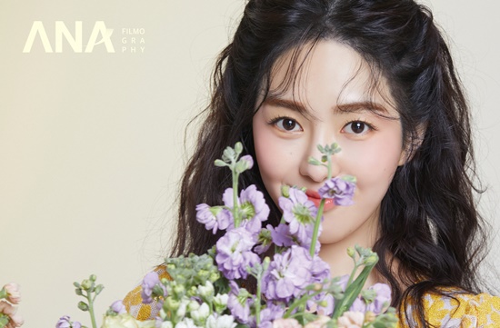 Actor Mina, from the group AOA, has turned into a goddess of spring.Mina released a picture full of charms such as spring flowers through the February issue of the monthly magazine Ana Drone.This picture expresses the process of completing the spring by blooming a yellow flower.Mina in the public picture is disarming the fan with a refreshing smile reminiscent of outstanding visuals and lemons like Frisia.In addition, Mina has attracted attention by expressing the various charms of Mina by digesting various feelings of Spring skillfully.Mina made her debut as an AOA member in 2012 and was loved for seven years.In 2013, he started his career as an actor in KBS 2TV drama special Adolescence Medley, appearing in Modern Farmer, Please Mom, Hospital Line, and Queen of Jurisdiction 2.Minas picture and interview can be found in the February issue of the monthly magazine ANA DRONE.Photo: Anadron