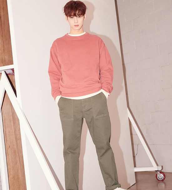 Group Astro Cha Eun-woo overwhelmed the gaze with a spring-calling visual.On the 26th, Paulham official Instagram posted several new pictures of Cha Eun-woo.The uploaded photo showed Cha Eun-woo in a Pink Man to Man T-shirt and khaki pants.Cha Eun-woos superior glamour was outstanding with his tall, stretched limbs, especially his hair color, which attracted attention with pinkish color.Cha Eun-woos dazzling look shone from her expressionless expression, with distinct features including large eyes, a sharp nose and thick lips.The fans who responded to the photos responded such as Pink Man to Man looks so good, Pink is pink to hair and It is warm.Meanwhile, Cha Eun-woo donated 30 million won to the Hope Bridge National Disaster Relief Association to support COVID-19 damage.