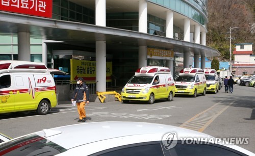 코로나19 병상을 확보하라 (포항=연합뉴스) 지난 24일 경북 포항의료원에서 119구급대원이 환자를 다른 병원으로 이송하고 있다. 포항의료원은 대구·경북에서 신종 코로나바이러스 감염증(코로나19) 확진자가 늘어남에 따라 코로나19 확진환자 병상을 확보하기 위해 일부 환자를 다른 병원으로 옮겼다. [연합뉴스 자료사진]