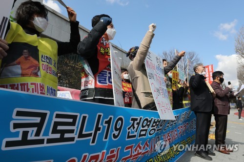 신천지피해자연대, 이만희 추가 고발 (서울=연합뉴스) 김주성 기자 = 전국신천지피해자연대 회원들이 27일 오전 신천지 교주 이만희 총회장을 감염병예방법 위반 등의 혐의로 고발 하기에 앞서 서울 서초구 대검찰청 앞에서 신천지 해체와 이만희 총회장에 대한 구속수사를 촉구하는 기자회견을 하고 있다. 2020.2.27 utzza@yna.co.kr