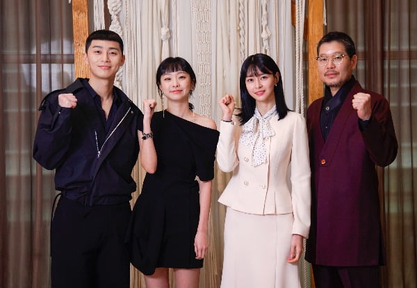 Park Seo-joon said, There are many unique characters.I think the events and attractions that arise as they fill the scene are the secret to high ratings.The more the episode, the more narratives of the characters come out and there are many parts that change in three dimensions, Kim Da-mi added.Kwon Nara said, The original writer wrote a lot more stories because he wrote it. Cho Kwang-jin comes to play and cheers on the filming site.A few days ago, he was very pleased to allow me to shoot at your house. Many viewers seem to sympathize with the fashionableness of the youth, Park Seo-joon, who overcomes hardships and adversity and lives in a certain way.I wonder if the goal of life and hopeful message that I want ultimately have been conveyed well after leaving the generation. Park Seo-joon said, The first time I finished shooting until the 8th time, I started to see it from the standpoint of viewers.There are some unfortunate parts about Acting, so I am taking a picture. Kim Da-mi said, I was curious about other scenes that I did not show at the beginning of the broadcast, but it was new on TV.It was fun to see other Actors act, he recalled.Park Seo-joon collected the topic with the original work and the Bampal Head with a synchro rate of 100%.Park Seo-joon said, I have been keeping this hairstyle for about six months and I am haircutting once every four days. I thought people would not follow this hairstyle, but I heard a lot.I heard that the hairdressers are in a lot of trouble, but this hairstyle is more handy than I thought.Park Seo-joon said, I thought that there would be a lot of synchro rate stories because of the original work.I also tried to refer to the original work, he said. I wanted to Act the Character, which I can do with a short hair style, but it was good to have such an opportunity.I tried to dissolve my own color while I was working on the original work as much as possible. Park Seo-joon said, It seems that such things were homework, he said. Because when we see the dialogue that naturally goes over in the webtoon, it can be somewhat shrunk when we implement it as a video.In the play, the new romance is played with Kim Da-mi, SuA (Kwon Nara).Park Seo-joon said, There are different charms. Kim Da-mi is expressing his own loveliness when the Sosio Pass Character may feel rejected.Mr. Kwon Nara is giving off the charm of his first love character, and its wonderful to try to live a subjective life.There was something that I couldnt understand because SuA was different from me, Kwon Nara said. I always asked Yoo Jae-myung.Then you say, If its SuA, wouldnt it? I am shooting with a lot of dependency. When asked what kind of conviction he was acting with, Kwon Nara said, I was working on Acting, so I grew up Actors dream by watching the seniors who shot together.I wanted to be a good actor, a good person like my seniors, and Im trying to be like that.Kim Da-mi said, I am trying to play with the process of growing up, although there are many difficult, troubled and lacking parts while I am doing Acting.Park Seo-joon said, I have a desire to keep it while meeting New Roy. I have to make it as pleasant as a week or two to watch Itaewon Clath.I think its my job to express how new growth is understood. I will live a life of rewarding love.Kim Da-mi, changed hairstyle eyes Park Seo-joon It is difficult to practice pledges due to the spread of corona 19 Kwon Nara In difficult situations, healing drama