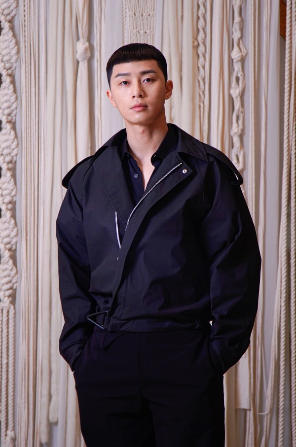 Park Seo-joon said, There are many unique characters.I think the events and attractions that arise as they fill the scene are the secret to high ratings.The more the episode, the more narratives of the characters come out and there are many parts that change in three dimensions, Kim Da-mi added.Kwon Nara said, The original writer wrote a lot more stories because he wrote it. Cho Kwang-jin comes to play and cheers on the filming site.A few days ago, he was very pleased to allow me to shoot at your house. Many viewers seem to sympathize with the fashionableness of the youth, Park Seo-joon, who overcomes hardships and adversity and lives in a certain way.I wonder if the goal of life and hopeful message that I want ultimately have been conveyed well after leaving the generation. Park Seo-joon said, The first time I finished shooting until the 8th time, I started to see it from the standpoint of viewers.There are some unfortunate parts about Acting, so I am taking a picture. Kim Da-mi said, I was curious about other scenes that I did not show at the beginning of the broadcast, but it was new on TV.It was fun to see other Actors act, he recalled.Park Seo-joon collected the topic with the original work and the Bampal Head with a synchro rate of 100%.Park Seo-joon said, I have been keeping this hairstyle for about six months and I am haircutting once every four days. I thought people would not follow this hairstyle, but I heard a lot.I heard that the hairdressers are in a lot of trouble, but this hairstyle is more handy than I thought.Park Seo-joon said, I thought that there would be a lot of synchro rate stories because of the original work.I also tried to refer to the original work, he said. I wanted to Act the Character, which I can do with a short hair style, but it was good to have such an opportunity.I tried to dissolve my own color while I was working on the original work as much as possible. Park Seo-joon said, It seems that such things were homework, he said. Because when we see the dialogue that naturally goes over in the webtoon, it can be somewhat shrunk when we implement it as a video.In the play, the new romance is played with Kim Da-mi, SuA (Kwon Nara).Park Seo-joon said, There are different charms. Kim Da-mi is expressing his own loveliness when the Sosio Pass Character may feel rejected.Mr. Kwon Nara is giving off the charm of his first love character, and its wonderful to try to live a subjective life.There was something that I couldnt understand because SuA was different from me, Kwon Nara said. I always asked Yoo Jae-myung.Then you say, If its SuA, wouldnt it? I am shooting with a lot of dependency. When asked what kind of conviction he was acting with, Kwon Nara said, I was working on Acting, so I grew up Actors dream by watching the seniors who shot together.I wanted to be a good actor, a good person like my seniors, and Im trying to be like that.Kim Da-mi said, I am trying to play with the process of growing up, although there are many difficult, troubled and lacking parts while I am doing Acting.Park Seo-joon said, I have a desire to keep it while meeting New Roy. I have to make it as pleasant as a week or two to watch Itaewon Clath.I think its my job to express how new growth is understood. I will live a life of rewarding love.Kim Da-mi, changed hairstyle eyes Park Seo-joon It is difficult to practice pledges due to the spread of corona 19 Kwon Nara In difficult situations, healing drama