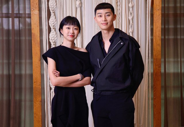 Actor Park Seo-joon called for the second half of Itaewon Clath and showed Liu Peiqi, which is equivalent to Park Sae-roi.Itaewon Clath is loved so hot that it ranks second in the JTBC ratings after SKY Castle.It has now aired up to eight times and has recorded 12.6% (based on Nielsen Korea, nationwide households).Kim Da-mi said, Thank you for loving me a lot. I was so curious about the scenes that I did not show up, but it was new on TV and it was fun to see how my seniors and other actors were acting.I was new to the feeling when I saw it was completed. Park Seo-joon carefully said, It is burdensome to talk about this kind of thing.In fact, there are many similar compositions, similar theme consciousness, but I think the color of the drama depends on how you solve the story.Itaewon Klath has the charm that unique character creates as they fill the scene; I think this is the secret to high ratings, he said.Park Seo-joon said, I tried a lot to refer to the original work. It was burdensome because it was a character who was loved so much.I tried to melt my own color while referring to Webtoon. As the popularity of the day increases, more and more viewers follow the hairstyle of Park Sae-roi.Park Seo-joon said, I thought you would not follow a lot, but you did a lot, he said. Its a really thin head than you thought.Im haircutting once every four days, he laughed.Kwon Na-ra, who also took the action of SuA Character, said that Actor had a lot of things to do, said: SuA was late for the entrance exam interview, but I shook off a new hand to help and went alone.SuA, who lives a subjective life, wanted to be cool and imitated. I think that I want to resemble SuA while Acting. Park Seo-joon said, The triangular relationship, confrontation, and other stories will be fun, but please watch the growth process of the characters.I will express my new growth process hard. Kim Da-mi also said, As the society continues, there are many narratives of the characters and the character changes three-dimensionally. I want to see that ITZY is not fun.Finally, Park Seo-joon added, I was very depressed too, too, Park Seo-joon said, referring to the COVID-19 incident.I was sick to suffer from this difficulty, he said. I will do my best to make a drama that can laugh for a while in a difficult situation.Itaewon Clath is broadcast every Friday and Saturday at 10:50 pm.