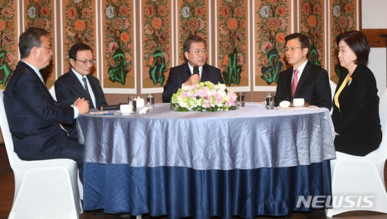 정부 주도의 지자체간 환자 이송 필요성에 文, 공감 표시