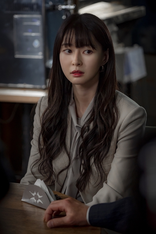 Itaewon Clath emotional SuA five-piece set was released.The A-Pan project unveiled the image of Kwon Nara, who was divided into Oh Soo-ah at JTBCs Golden Land Drama Itaewon Klath on February 28.Kwon Nara drew attention last week as she was in conflict between Park (Park Seo-jun) and Jangga.Jang Dae-hee (played by Yoo Jae-myung), who has a superpower to buy a salt night building in Roy, which bought Jangga stock.Also, from Park and Joy Seo (Kim Dae-mi), who had mixed opinions over Jang Geun-soo (Kim Dong-hee), Oh Soo-ah stimulated the curiosity of those who see him as hiding his inner heart from the confrontational aspects of various characters.Kwon Nara was perfectly immersed in Oh Soo-ah, who was not easily agitated by the Feeling of the surrounding characters who were whipping and coping rationally to the end.So the five-piece set of Sensitive SuA, which contains her efforts, attracts attention.I look at Chairman Chang who visited Sanbam with an unknown expression, and I feel the delicacy of Kwon Nara, who does not easily reveal Feeling, as he is calmly looking at the lease contract of Sanbam store.In addition, her languid view of Roy, who believes in the family of sweet night, stimulates the emotions of those who are exquisitely combined with the surrounding scenery.Here, her extraordinary proportions and fashion sense of holding an ice bucket out of Janggapocha creates admiration.Park Su-in