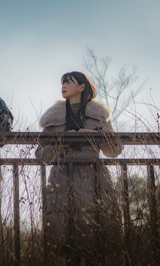 Itaewon Clath emotional SuA five-piece set was released.The A-Pan project unveiled the image of Kwon Nara, who was divided into Oh Soo-ah at JTBCs Golden Land Drama Itaewon Klath on February 28.Kwon Nara drew attention last week as she was in conflict between Park (Park Seo-jun) and Jangga.Jang Dae-hee (played by Yoo Jae-myung), who has a superpower to buy a salt night building in Roy, which bought Jangga stock.Also, from Park and Joy Seo (Kim Dae-mi), who had mixed opinions over Jang Geun-soo (Kim Dong-hee), Oh Soo-ah stimulated the curiosity of those who see him as hiding his inner heart from the confrontational aspects of various characters.Kwon Nara was perfectly immersed in Oh Soo-ah, who was not easily agitated by the Feeling of the surrounding characters who were whipping and coping rationally to the end.So the five-piece set of Sensitive SuA, which contains her efforts, attracts attention.I look at Chairman Chang who visited Sanbam with an unknown expression, and I feel the delicacy of Kwon Nara, who does not easily reveal Feeling, as he is calmly looking at the lease contract of Sanbam store.In addition, her languid view of Roy, who believes in the family of sweet night, stimulates the emotions of those who are exquisitely combined with the surrounding scenery.Here, her extraordinary proportions and fashion sense of holding an ice bucket out of Janggapocha creates admiration.Park Su-in