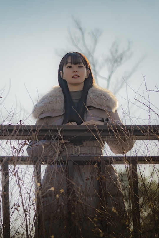 Itaewon Clath emotional SuA five-piece set was released.The A-Pan project unveiled the image of Kwon Nara, who was divided into Oh Soo-ah at JTBCs Golden Land Drama Itaewon Klath on February 28.Kwon Nara drew attention last week as she was in conflict between Park (Park Seo-jun) and Jangga.Jang Dae-hee (played by Yoo Jae-myung), who has a superpower to buy a salt night building in Roy, which bought Jangga stock.Also, from Park and Joy Seo (Kim Dae-mi), who had mixed opinions over Jang Geun-soo (Kim Dong-hee), Oh Soo-ah stimulated the curiosity of those who see him as hiding his inner heart from the confrontational aspects of various characters.Kwon Nara was perfectly immersed in Oh Soo-ah, who was not easily agitated by the Feeling of the surrounding characters who were whipping and coping rationally to the end.So the five-piece set of Sensitive SuA, which contains her efforts, attracts attention.I look at Chairman Chang who visited Sanbam with an unknown expression, and I feel the delicacy of Kwon Nara, who does not easily reveal Feeling, as he is calmly looking at the lease contract of Sanbam store.In addition, her languid view of Roy, who believes in the family of sweet night, stimulates the emotions of those who are exquisitely combined with the surrounding scenery.Here, her extraordinary proportions and fashion sense of holding an ice bucket out of Janggapocha creates admiration.Park Su-in