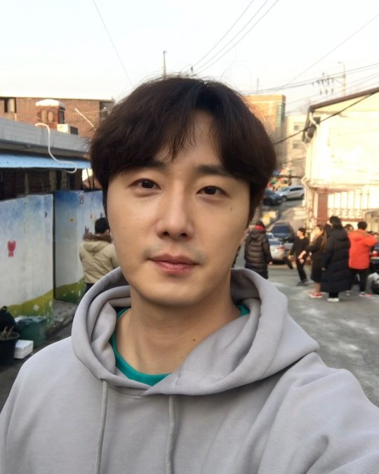 Actor Jung Il-woo has released the first shooting scene of the new drama Yaksik Men and Women.Jung Il-woo posted a video on his Instagram on February 28 with an article entitled Wasking Men and Women!Jung Il-woo in the video said, Hello, everyone. Jung Il-woo. Ta-da. Todays the first shooting scene of Night-night Men and Women. Finally, were on the Night-night Men and Women shoot.I played Park Jin-sung. Its a chef. Ill cook a lot of delicious dishes, so please look forward to it and love me a lot. Jung Il-woos warm visuals in a grey hoodie shirt catch the eye.Singer and actor Lee Jung-hyun, who encountered the video, commented, I have to work.delay stock
