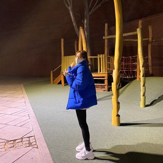 Singer Heo Young cheered on the spread of the virus Covid19 infection.Heo Young told personal Instagram on Feb. 28 that he was up against the virus Covid19, who said: Go away from Covid.Everyone be careful and uploaded a picture taken at the playground wearing a blue padding.Heo Young is wearing a white Mask firmly in a warm-looking padding and preventing Covid19.Heo Young debuted as a group KARA in 2014 and appeared in TVN drama Oh Heo Young and JTBC drama Eighteen Moments in 2016, expanding his activities to the field of acting.Choi Yu-jin