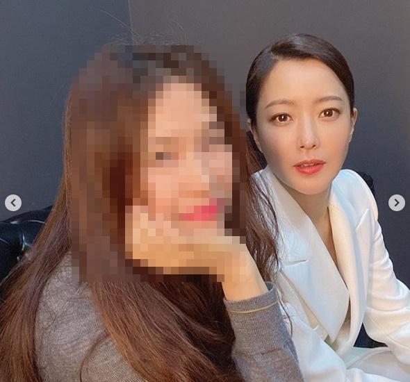Actor Kim Hee-sun reveals latest on shootingKim Hee-sun posted a photo of her with a makeup artist on her personal social media on February 28.Kim Hee-sun in the photo is wearing a white suit and tied her hair neatly and reveals her beautiful beauty.Kim Hee-sun, along with the photo, said: I want to work like a cow, Im shooting 10 days... rainy days, adding the wind: Covid please wash in the rain.Park Su-in