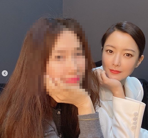 Actor Kim Hee-sun reveals latest on shootingKim Hee-sun posted a photo of her with a makeup artist on her personal social media on February 28.Kim Hee-sun in the photo is wearing a white suit and tied her hair neatly and reveals her beautiful beauty.Kim Hee-sun, along with the photo, said: I want to work like a cow, Im shooting 10 days... rainy days, adding the wind: Covid please wash in the rain.Park Su-in