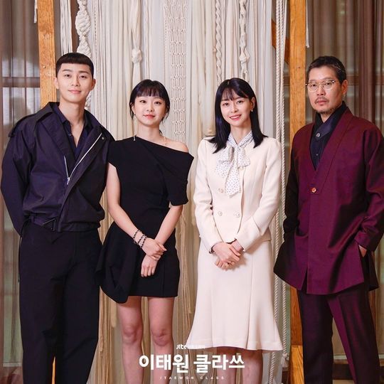 JTBCs Golden Drama Itaewon Clath appeared in Actor Park Seo-joon, Kim Da-mi, Kwon Nara and Yoo Jae-myeongs group photos were released.JTBC Dramas official Instagram page on February 28 Itaewon Klath Actor, who I met again. Feels a little changed?Itaewon Clath The start of the more exciting second act! In the photo, Park Seo-joon, Kim Da-mi, Kwon Nara, and Yoo Jae-myeong were side by side.Park Seo-joon, Kim Da-mi and Kwon Naras self-luminous visuals, laughing at the camera, catch their eye. Yoo Jae-myeongs charismatic eyes also attract attention.Fans who responded to the photos responded such as I look forward to it today, Should catch the premiere and Lets go up the audience rating.delay stock