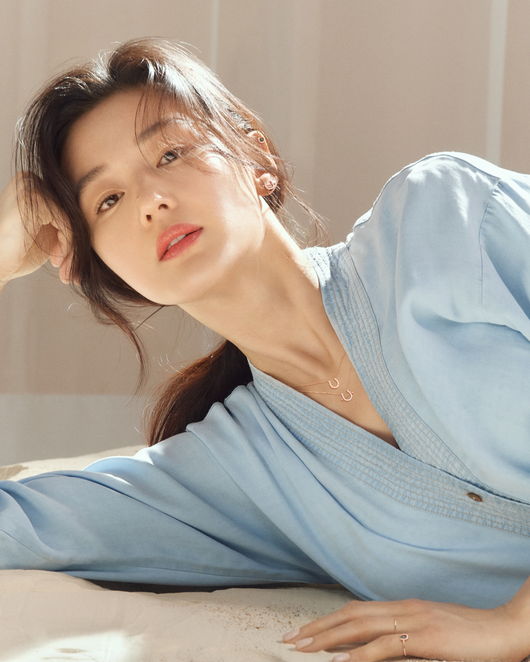 A picture of Actor Jun Ji-hyuns romantic mood has been released.On the 28th, jewelery brand Stonehenge released a picture of Jun Ji-hyun.Jun Ji-hyun in the picture is showing off a lovely yet romantic atmosphere ahead of the upcoming White Day.Jun Ji-hyuns beauty ahead of Romantic anniversary is even more beautifulOn the other hand, Jun Ji-hyun is struggling with his next work after SBS Drama The Legend of the Blue Sea broadcast in 2017.