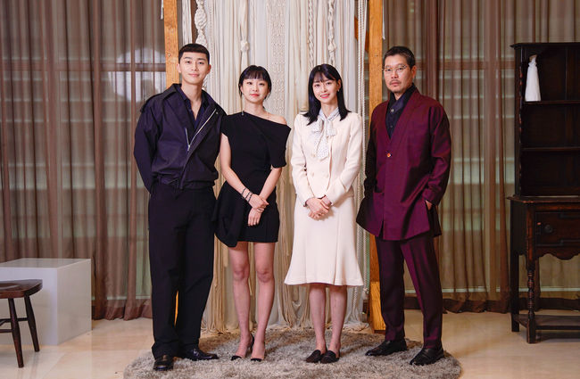 Park Seo-joon, Kim Da-mi, Yoo Jae-myeong and Kwon Nara delivered the observation points ahead of the second act of Itaewon Klath.Itaewon Clath, based on the next webtoon of the same name, depicts the hip rebellion of youth, which is united by stubbornness and persuasion in the unreasonable world. Itaewon draws the myth of their founding in Itaewon.A total of 16 episodes, Itaewon Klath, have now run through the eighth episode; Park Seo-joon, with a testimony before the turnaround, said: Im in the Roy.The show started after the filming was finished by the eighth episode. It is being watched from the viewers point of view.Many people are interested and I am doing my best. Kim Da-mi said, I was curious about the scenes I did not show up, but it was new on TV. It was fun to see how seniors and other actors act.I am so happy to see that it is completed. Thank you for loving me so much. Park Seo-joon is in charge of Park Roy, president of Foa, who is trying to achieve his dream without losing his conviction.In particular, Park Seo-joon has been well received for its short hair for the original character and high synchro rate.Park Seo-joon said, I thought that there would be a lot of synchro rate stories because there is a original work, but I also tried a lot to refer to the original work.I wanted to act on the character that I can do in a short hair style, but this opportunity was good.I was burdened by the popularity of the original work, but I thought I should melt my own color while referring to Webtoon as much as possible. Park Seo-joons unconventional hairstyle is showing signs of becoming fashionable thanks to the rise of Itaewon Clath.Park Seo-joon laughed, saying, I have to go to a hair salon once every four days. I have more hands than I thought. I hope I do not do it.Kim Da-mi is the owner of IQ 162, but she has been divided into Joe-yool Lee, who abandons admission to prestigious universities and gets a job as manager of Sanbam.The reaction of viewers to the lovely Joe-yool Lee is hot in front of the Socio Pass but the Parksae Roy.Kim Da-mi asked about the resemblance between himself and Joe-yool Lee, saying, The common point is that I am honest.The difference is that Joe-yool Lee devotes his life to Roy, but I have not yet experienced it. Seo-yool Lee seems to realize love for the first time in front of the new Roy, and the scene of tears and tears is the most impressive scene when he plays Joe-yool Lee.The scene remains in Memory, she said.Kwon Nara plays SuA, the head of strategic planning at Janga.He is the first love of Roy and the figure who forms a triangle with Joe-yool Lee over Roy.Kwon Nara said he wanted to emulate SuAs subjective aspect: Theres a scene where SuA runs at a college entrance interview.I want to be able to live a subjective life while watching it, and I want to be like this part. Itaewon Klath, which started with a 5.0% audience rating (based on Nielsen Korea), has been drawing an upward curve every time.In the last eight episodes, it recorded 12.6% and once again renewed its highest audience rating. It is an amazing achievement in that it ranked second in JTBC Drama after SKY Castle.Yoo Jae-myeong said, I think that you have sympathized with the fashionability and adversity of the new Roy in the present age and the spirit of living by keeping your conviction.Ultimately, the hopeful message seems to have been delivered well. Park Seo-joon said: There are so many Dramas, and there are many similar compositions and a sense of subjectivity.However, the color depends on how the story is solved and what characters come out. I think that the events that occur with unique characters and the charm of each character are the secret of high ratings.In the play, Park Seo-joon is building a triangular love line with Kim Da-mi and Kwon Nara, so he was asked about the charm of Kim Da-mi and Kwon Nara.Park Seo-joon said: As you can see, theyre both so beautiful, theyre melting their different charms, and its a bit of a worry if I have that opportunity personally.Its hard, he replied.Seo-yool Lee is called Sociopath, a character who may have a bit of a rejection.I think Kim Da-mi melts those aspects well, expresses them lovingly and ITZY, and SuA is First Love for the new Roy.Kwon Nara meets the requirements of First Love well; SuA is also attractive for trying to live an independent life, he said.Park Seo-joon also revealed his conviction as an actor, not as a Roy.Park Seo-joon said: Its been quite a while now from the first time I started Acting, I think I should always give it back to those who love Drama.I think a lot of how I can give it back. I want to live with the belief that it is about two hours a week, and I have to work hard to shoot so that fans who choose those two hours can have a good time.I really expect how the confrontation between Jangga and Danbam will flow, said Yoo Jae-myeong, who said, I am really looking forward to seeing the future of the Itaewon Clath.I watched the script and hit my knee a few times, saying, This is how it flows. I admired it and watched the script. Please look forward to it. Kim Da-mi said, The relationship between the characters is likely to be seen in various ways. I think it is also a point of observation to see what will happen in the confrontation with the new Roy.Park Seo-joon said, Triangle relationships and confrontational composition are also based on character growth.I think it would be fun to see such a story while thinking about the growth process of only ITZY characters. Especially, watch the new Roy grow from work and love. Park Seo-joon also said, If you exceed 10% of the audience rating, you have to overcome the promise to invite viewers to Foa at night.Various events are being cancelled, and it is likely to be difficult at this time. I need a way of expressing gratitude in another direction.I think it is important that the situation ends quickly, he said.I was depressed too. I came to my heart. I think it is our people who have always overcome these processes.I will try to make time for our drama to laugh in it. Finally, Park Seo-joon said, Thank you for your love and I am doing my best to make a better work for that love.If I am a good stimulus to you, I think it will be rewarding to participate in this drama. I will try to express my new Roy. Meanwhile, Itaewon Clath is broadcast every Friday and Saturday at 10:50 pm.JTBC