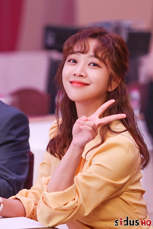 Actor Jo Bo-ah has become a human vitamin for KBS2 tree drama Forest.The photo is a picture of Drama Forest Philippines location, and Jo Bo-ah is maximizing cuteness with a bright yellow dress reminiscent of a chick and a slightly waved hairstyle.Also, the smile of the sun in the sunshine is reminiscent of a picture shoot.Jo Bo-ah, who plays a role as a vitamin for viewers with a perfect visual reminiscent of this picture, can meet at KBS2 tree drama Forest.
