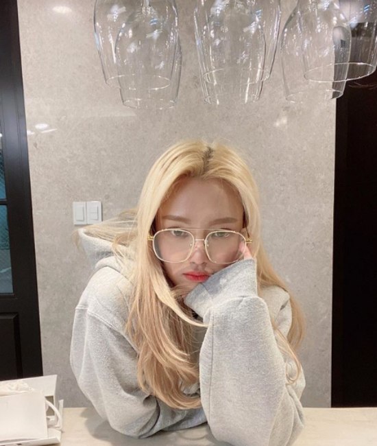 Hyoyeon of the group Girls Generation expressed concern about the COVID-19 incident.Hyoyeon posted a picture on his instagram  account on the 28th with an article entitled Ehem...Please be careful everyone.In the open photo, Hyoyeon is looking at the camera with a expressionless expression. Hyoyeon is proud of her beauty that can not be covered even though she wears large glasses.Meanwhile, Hyoyeon released Badster last July.Photo: Hyoyeon Instagram  