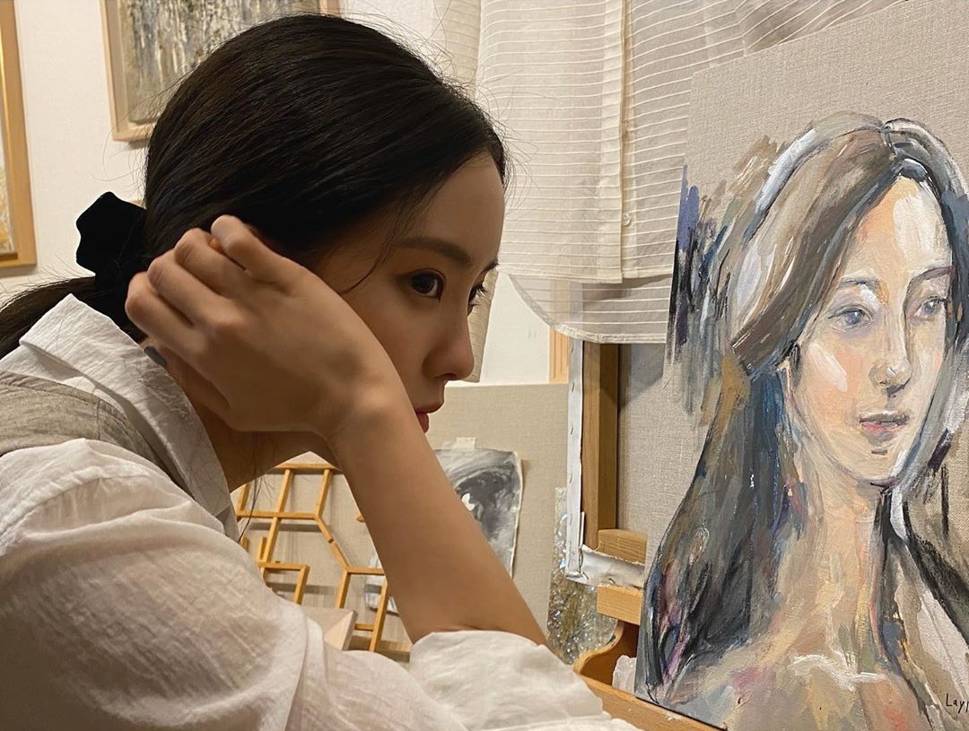 Hyomin, a singer from T-ara, reported on her recent situation.Hyomin wrote on his 28th day, Self-Portait. The first self-portrait I painted. But it is bitter in the same daily life as the picture.I am depressed ... # Mask is a nap. In the photo, Hyomin is handing over his head in front of the self-portrait drawn by himself. In the photo, he shows a mask on the self-portrait and a self-portrait.Hyomin will appear as the general manager in the web drama Store scheduled to air on March 4th.Photo: Hyomin Instagram  