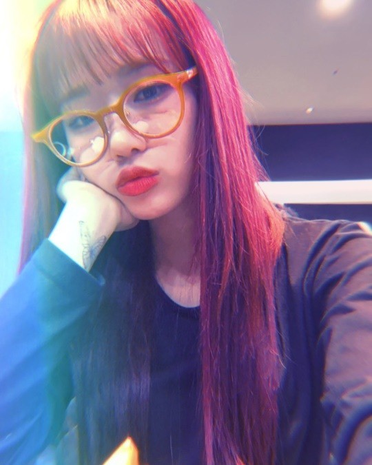 Group Weki Meki member Choi Yoo-jung drew attention with Wrist brace Tattoo.On the 29th, Choi Yoo-jung posted a picture on his instagram.Choi Yoo-jung in the public photo is staring at the camera with long hair hanging down and glasses on.Unlike the youthful image in the entertainment, the butterfly Tattoo on the Choi Yoo-jung Wrist brass attracts Eye-catching while the casual and chic atmosphere is sensitive.Meanwhile, Weki Meki is active as DAZZLE DAZZLE (Dejlezle).Photo: Choi Yoo-jung Instagram