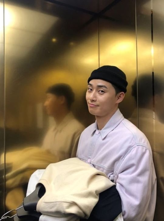 Park Seo-joon posted two photos on his SNS with heart emoticons on the 29th.Park Seo-joon in the public photo is wearing a black beanie on a foliage shirt. He looks at Camera with a playful expression.In the ensuing photo, Park Seo-joon boasted a colorful physical, leaving a selfie of himself reflected in Camera.Fans who encountered the photos responded such as Roy today, Lovely and Great.On the other hand, Park Seo-joon is playing a role as Park Roy in JTBCs Golden Dragon Itae One Clath.