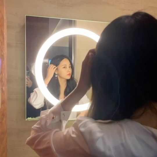 Actor Lee Joo-yeon flaunts mother-of-one Beautiful looksLee Joo-yeon posted a short video on his instagram on February 29 with an article entitled Business Seo Jung-hwa #Hiena.Lee Joo-yeon in the picture is combing his hair in the mirror, and Lee Joo-yeons mother, Beautiful looks, who are self-luminous in a round light, catches the eye.Meanwhile, Lee Joo-yeon is appearing as Seo Jung-hwa, the inner daughter of Ha Chan-ho (Ji Hyun-joon) in SBSs gilt drama Hiena.Jung Yoo-jin