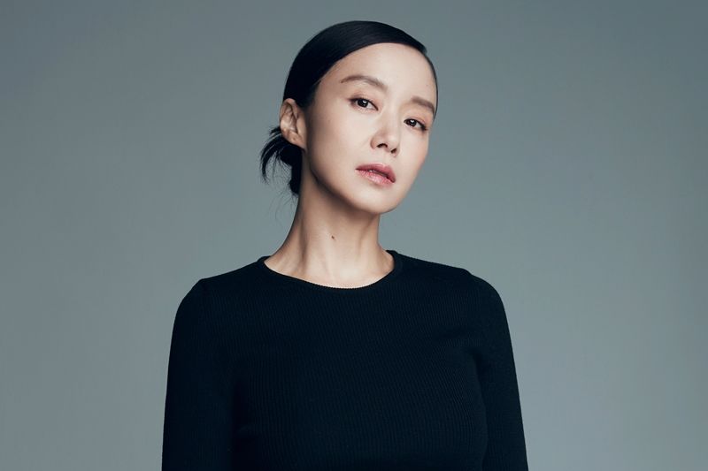 Yoon Yeo-jung of Sunja Station, Jung Woo-sung of Tae-young Station, Shin Hyun-bin of Miran Station, and Jung-Garam of Jintae Station were also honored to play with this person or to be able to play together.It is the story of Actor Jeon Do-yeon, who plays the so-called No. 1 Roll in The Animals Who Want to Hold Even the Jeep (director Kim Yong-hoon), but only reveals it in four of the six films.The Beasts Who Want to Hold the Jeep released on the 19th is a work that features eight Characters on the main poster.It is not just about promoting movies, but actually Jeon Do-yeon has played several roles in movies.Not only did he catch the audiences attention with his remarkable performance, but he also actively proposed the role of the innocent to Yoon Ji-jung, who is usually close to him.Kim Yong-hoon, who held the megaphone of The Animals Who Want to Hold the Jeep, was the new director. This was his first feature commercial film.It was Jeon Do-yeon, who has been working with a new director for nearly 30 years, but he did not worry about whether he could finish the easy movie without shaking.It was not until I checked the movie well that I could laugh.On the afternoon of the 11th, a round interview of Actor Jeon Do-yeon, who played the role of animals who want to catch straw at a cafe in Samcheong-dong, Jongno-gu, Seoul, was held.Jeon Do-yeon, who was worried that the Film Festival Award + Jeon Do-yeon combination would give prejudice when accepting the movie, said, I hope it will be good.I was so worried that I didnt have time to expect it.The beasts who want to catch even the straw is a crime scene of ordinary humans planning the worst of the worst to take the last chance of life, the money bag.Based on the same name novel by Sonne Kaske, this work was invited to the 49th Rotterdam International Film Festival Tiger Competition this year and received a special prize for the judges.However, Jeon Do-yeon said that when he entered the Rotterdam Film Festival, he was burdened. Jeon Do-yeon said, The Image of the film festival and Jeon Do-yeon, people thought it was a little burdensome and too heavy.Its just a funny piece to watch in the trailer... Then, The director texted me. I received the award.(The Prime Minister) said he hoped it would help him win the box office. I dont know about the box office, but... its so congratulations. Jeon Do-yeon, who was worried that he would make a prejudice before the combination of Film Festival + Jeon Do-yeon, said that there was a concern before the press preview.I was not wondering if I was from the beginning to the end, but I was actually wondering, and honestly I was worried that the new director could accept all the Actors, not just one Actor, and could capture them.Then what did you say when I saw the movie? Oh, I was so worried that I did not expect it. Jeon Do-yeon, who laughed at the reporters, said, I had so much fun.Director Kim Yong-hoon was very affectionate about the Character (in the movie) and knew that he had a good style.After watching the movie, the director was worried when he noticed me... He laughed again.Freshness that Jeon Do-yeon does not come out from the beginningJeon was fascinated by the unique composition of the scenario and chose the work: There is actually no new story and a very strange story, but the composition was unique.The bigger attraction is not one person, but several people drag their stories, but (the story) eventually becomes one. It was also new that I did not come out from the beginning to the end. Jeon Do-yeon said, I did not come out from the beginning.I did not even try a movie that Jeon Do-yeon did not show from the beginning. I hope that the audience will think (this part) attractive.From the scenario, the most intense Character Michelle chen was given to Jeon Do-yeon.Jeon Do-yeon said, I was so intense and intense that I wanted to be a lot of people even if I was a little out of my strength. He said, I was already finished, so I focused on how to reduce the burden rather than showing what more.Jeon Do-yeon said, Even if I step back on the balance of the Characters, I wanted the director not to worry about that part because Michelle chen would be a performer.Jeon Do-yeon, who was fortunate that Miran played by Shin Hyun-bin had more to show. What if he played Miran? He said, Is not Jeon Do-yeon a good Character?I was good at not doing it, he laughed.I asked him what to do if he had a large money bag like in the movie, and Jeon Do-yeon said, I think I have it once. I think I will have it even if I go to the police station.The reason was simple: If you have such a huge amount of money, you have a thrill! When you have something that is both pleasing and disturbing, you have a thrill.Jung Woo-sung and I meet in the first work and act as loverThe brutes who want to catch straw also gathered topics as a work that appeared for the first time with Actors Jeon Do-yeon and Jung Woo-sung representing Chungmuro.Jeon Do-yeon played a fascinating but dangerous woman, Michelle chen, and Jung Woo-sung played Tae-young, a civil servant at the immigration office, who struggled with the debt left by Michelle chen.Unlike Jeon Do-yeons words, which were very awkward when shooting scenes together, Jeon Do-yeon said, I do not see any awkwardness in the movie. Jeon Do-yeon answered So I learn and laughed.Jeon Do-yeon said, I seem to have been embarrassed by the Character played by Jung Woo-sung.(Michelle chen and Tae-young) are already too familiar lovers, but when I saw Tae-young, which Woo-sung implemented, I couldnt adapt to it.I didnt think it was such a tough scene because I had a few times because I couldnt do it too much (I), he explained.As you can see from the introduction of the Characters, the relationship between Michelle chen and Tae-young is entirely inclined to Michelle chen. When I asked what kind of relationship the two had, Jeon Do-yeon pointed to Tae-young and said, Hogu.But I think (playing) is sincere, too, because there is something that I have to live from myself, that I should survive instinctively there.I believed in my sincerity, so I went back to Tae-young. It was regrettable that the filming ended when I felt the fun of watching Tae-young Characters expressed by Jung Woo-sung.Jeon Do-yeon said, Its okay to take a movie with this story (Michelle chen - Tae-young), but its funny, right? Im done.I am acting with Jung Woo-sung for the first time. Jung Woo-sung was the Actor who wondered if he could fit well with me.I was curious to know how it would have been included on one screen together, he added. In the field, I can concentrate and concentrate on the Character as Michelle chen and Tae-young, except Jeon Do-yeon Jung Woo-sung.The ending of Zipuragi seen by Jeon Do-yeonMichelle chen, who was the most movie Character and the end king of the drama, does not survive until the end.Jeon Do-yeon said, I knew I would survive. The main Characters are always terminators. They do not die even if they are shot.(The scene of the accident) I didnt see how Jung Woo-sung was filming it (at the scene), but it was shocking. There was a strange catharsis.I did not have to lie down, but it was fun because I did not even have it. I wondered how it would come out because it was a big movie for a new director, but Jeon Do-yeon, who was satisfied with his intentions after watching the movie, turned his credit to director Kim Yong-hoon.Jeon Do-yeon said, Not all Actors met and breathed, but (what came out well) was not the directors ability.Jeon Do-yeon said, It is not easy to tie these many Actors to a single story, so I actually chose (an animal I want to catch even a straw) but I did not believe (the director) 100%.There was constant doubt about Oh, can I really capture this? That burden was probably felt by the director more.I think it was up to the coach to make each story a story, so I said I saw it (to the director) well.You did very well, Coach Kim Yong-hoon, anyway, and you must have been worried a lot for a long time, and I think there must have been a lot of trouble or hardship (in the process).My praise may be nothing, but I said I was so good (after watching the movie) that I worked hard (laughing).Beasts who want to catch straw Yeonhee Station Jeon Do Yeon 1