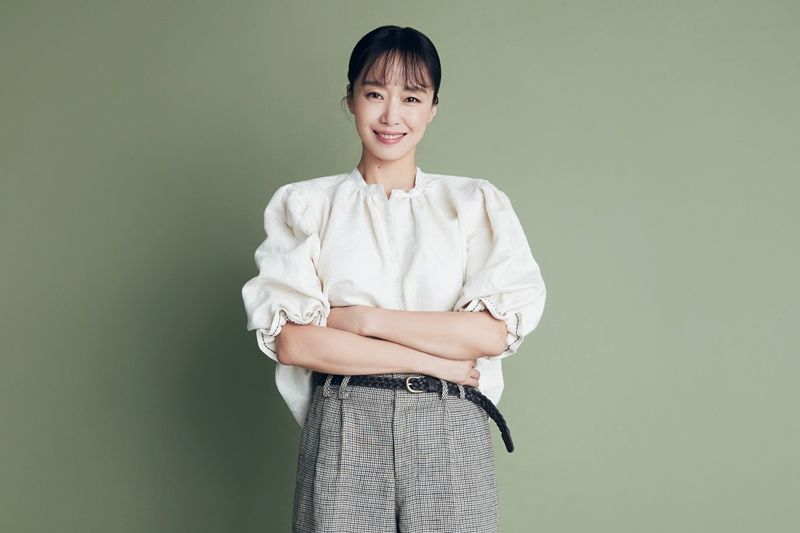 Yoon Yeo-jung of Sunja Station, Jung Woo-sung of Tae-young Station, Shin Hyun-bin of Miran Station, and Jung-Garam of Jintae Station were also honored to play with this person or to be able to play together.It is the story of Actor Jeon Do-yeon, who plays the so-called No. 1 Roll in The Animals Who Want to Hold Even the Jeep (director Kim Yong-hoon), but only reveals it in four of the six films.The Beasts Who Want to Hold the Jeep released on the 19th is a work that features eight Characters on the main poster.It is not just about promoting movies, but actually Jeon Do-yeon has played several roles in movies.Not only did he catch the audiences attention with his remarkable performance, but he also actively proposed the role of the innocent to Yoon Ji-jung, who is usually close to him.Kim Yong-hoon, who held the megaphone of The Animals Who Want to Hold the Jeep, was the new director. This was his first feature commercial film.It was Jeon Do-yeon, who has been working with a new director for nearly 30 years, but he did not worry about whether he could finish the easy movie without shaking.It was not until I checked the movie well that I could laugh.On the afternoon of the 11th, a round interview of Actor Jeon Do-yeon, who played the role of animals who want to catch straw at a cafe in Samcheong-dong, Jongno-gu, Seoul, was held.Jeon Do-yeon, who was worried that the Film Festival Award + Jeon Do-yeon combination would give prejudice when accepting the movie, said, I hope it will be good.I was so worried that I didnt have time to expect it.The beasts who want to catch even the straw is a crime scene of ordinary humans planning the worst of the worst to take the last chance of life, the money bag.Based on the same name novel by Sonne Kaske, this work was invited to the 49th Rotterdam International Film Festival Tiger Competition this year and received a special prize for the judges.However, Jeon Do-yeon said that when he entered the Rotterdam Film Festival, he was burdened. Jeon Do-yeon said, The Image of the film festival and Jeon Do-yeon, people thought it was a little burdensome and too heavy.Its just a funny piece to watch in the trailer... Then, The director texted me. I received the award.(The Prime Minister) said he hoped it would help him win the box office. I dont know about the box office, but... its so congratulations. Jeon Do-yeon, who was worried that he would make a prejudice before the combination of Film Festival + Jeon Do-yeon, said that there was a concern before the press preview.I was not wondering if I was from the beginning to the end, but I was actually wondering, and honestly I was worried that the new director could accept all the Actors, not just one Actor, and could capture them.Then what did you say when I saw the movie? Oh, I was so worried that I did not expect it. Jeon Do-yeon, who laughed at the reporters, said, I had so much fun.Director Kim Yong-hoon was very affectionate about the Character (in the movie) and knew that he had a good style.After watching the movie, the director was worried when he noticed me... He laughed again.Freshness that Jeon Do-yeon does not come out from the beginningJeon was fascinated by the unique composition of the scenario and chose the work: There is actually no new story and a very strange story, but the composition was unique.The bigger attraction is not one person, but several people drag their stories, but (the story) eventually becomes one. It was also new that I did not come out from the beginning to the end. Jeon Do-yeon said, I did not come out from the beginning.I did not even try a movie that Jeon Do-yeon did not show from the beginning. I hope that the audience will think (this part) attractive.From the scenario, the most intense Character Michelle chen was given to Jeon Do-yeon.Jeon Do-yeon said, I was so intense and intense that I wanted to be a lot of people even if I was a little out of my strength. He said, I was already finished, so I focused on how to reduce the burden rather than showing what more.Jeon Do-yeon said, Even if I step back on the balance of the Characters, I wanted the director not to worry about that part because Michelle chen would be a performer.Jeon Do-yeon, who was fortunate that Miran played by Shin Hyun-bin had more to show. What if he played Miran? He said, Is not Jeon Do-yeon a good Character?I was good at not doing it, he laughed.I asked him what to do if he had a large money bag like in the movie, and Jeon Do-yeon said, I think I have it once. I think I will have it even if I go to the police station.The reason was simple: If you have such a huge amount of money, you have a thrill! When you have something that is both pleasing and disturbing, you have a thrill.Jung Woo-sung and I meet in the first work and act as loverThe brutes who want to catch straw also gathered topics as a work that appeared for the first time with Actors Jeon Do-yeon and Jung Woo-sung representing Chungmuro.Jeon Do-yeon played a fascinating but dangerous woman, Michelle chen, and Jung Woo-sung played Tae-young, a civil servant at the immigration office, who struggled with the debt left by Michelle chen.Unlike Jeon Do-yeons words, which were very awkward when shooting scenes together, Jeon Do-yeon said, I do not see any awkwardness in the movie. Jeon Do-yeon answered So I learn and laughed.Jeon Do-yeon said, I seem to have been embarrassed by the Character played by Jung Woo-sung.(Michelle chen and Tae-young) are already too familiar lovers, but when I saw Tae-young, which Woo-sung implemented, I couldnt adapt to it.I didnt think it was such a tough scene because I had a few times because I couldnt do it too much (I), he explained.As you can see from the introduction of the Characters, the relationship between Michelle chen and Tae-young is entirely inclined to Michelle chen. When I asked what kind of relationship the two had, Jeon Do-yeon pointed to Tae-young and said, Hogu.But I think (playing) is sincere, too, because there is something that I have to live from myself, that I should survive instinctively there.I believed in my sincerity, so I went back to Tae-young. It was regrettable that the filming ended when I felt the fun of watching Tae-young Characters expressed by Jung Woo-sung.Jeon Do-yeon said, Its okay to take a movie with this story (Michelle chen - Tae-young), but its funny, right? Im done.I am acting with Jung Woo-sung for the first time. Jung Woo-sung was the Actor who wondered if he could fit well with me.I was curious to know how it would have been included on one screen together, he added. In the field, I can concentrate and concentrate on the Character as Michelle chen and Tae-young, except Jeon Do-yeon Jung Woo-sung.The ending of Zipuragi seen by Jeon Do-yeonMichelle chen, who was the most movie Character and the end king of the drama, does not survive until the end.Jeon Do-yeon said, I knew I would survive. The main Characters are always terminators. They do not die even if they are shot.(The scene of the accident) I didnt see how Jung Woo-sung was filming it (at the scene), but it was shocking. There was a strange catharsis.I did not have to lie down, but it was fun because I did not even have it. I wondered how it would come out because it was a big movie for a new director, but Jeon Do-yeon, who was satisfied with his intentions after watching the movie, turned his credit to director Kim Yong-hoon.Jeon Do-yeon said, Not all Actors met and breathed, but (what came out well) was not the directors ability.Jeon Do-yeon said, It is not easy to tie these many Actors to a single story, so I actually chose (an animal I want to catch even a straw) but I did not believe (the director) 100%.There was constant doubt about Oh, can I really capture this? That burden was probably felt by the director more.I think it was up to the coach to make each story a story, so I said I saw it (to the director) well.You did very well, Coach Kim Yong-hoon, anyway, and you must have been worried a lot for a long time, and I think there must have been a lot of trouble or hardship (in the process).My praise may be nothing, but I said I was so good (after watching the movie) that I worked hard (laughing).Beasts who want to catch straw Yeonhee Station Jeon Do Yeon 1