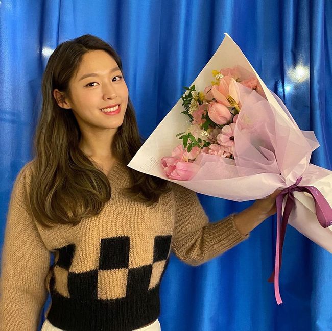 Girl group AOA member Seolhyun boasted of flower beautiful looks.Seolhyun posted on his 29th day, Thank you for the flowers, I have stuck it well.In the photo posted together, Seolhyun was building a bright Smile with a bouquet of flowers presented.Despite not being big, Seolhyun boasts beautiful flowers.Especially, Seolhyun brightens the hearts of those who see it with unique bright Smile.On the other hand, Seolhyun played Han Hee-jae in JTBC Drama My Country which was broadcast last year.