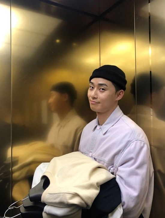 Actor Park Seo-joon boasts a glamorous charmPark Seo-joon posted two chapters on his Instagram on the 29th with the article .Park Seo-joon in the public photo is looking at the camera with a beanie hat and making a look of delight.In another photo, Park Seo-joon boasts an extraordinary glamor and catches the eye.Park Seo-joon is in charge of Park Roy in JTBCs Golden Dragon Itae One Clath.Photo: Park Seo-joon Instagram