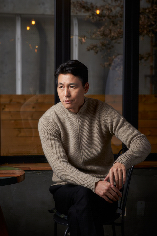 Jung Woo-sung called the beasts who want to catch even straws a special work, and his desire to realize the free character he wants was reflected.This is because the long-term efforts of the Actor Jung Woo-sung to escape from the external image that he has in the last 25 years have occurred through this work.Jung Woo-sung, who recently met at a cafe in Samcheong-dong, Seoul, said, When Mr. Do-yeon first met a person named Tai-Young, he was surprised that Jung Woo-sung could do that.It was a job that had to break all of those things. The movie Animals (director Kim Yong-hoon), based on the same name novel by Japanese writer Sone Kasuke, is a crime drama about people planning the worst Hantang to take the money bag, the last chance of their lives.Theres fun breaking away from the fixed image of Jung Woo-sung, which the public think is, breaking away from the genteel and charismatic image.He overcame the strange eyes of Jung Woo-sung and showed his Tae-hyung. I wanted to play satirically by maximizing the loopholes of the character Tae-Young when shooting.Thanks to his acting, which depicts the ironic situation wittyly, the consensus of the audience has grown.After debuting with the 1994 movie Gumiho, Jung Woo-sung has been walking the path of the 27th Actor, appearing in Bit, Easer in My Head, Good and Bad, Strange, Do not forget me, Asura, Steel Rain, Giang and Winner.He was always proud to have lived a life that did not want to be straw.He had only a dream of becoming an actor after dropping out as a teenager, but he did not grab vaguely for hope.For him, Dream defined that if it was a wind with the will and preparation of something that could lead him, hope felt like something vague.Jung Woo-sung looked back on the past days, saying, If I grabbed something for something I wanted, I could have drowned.What do I think is straw? It was hope. But hope is vague. Then what should I do without anything?At the moment, there were many straws that I could not help but catch in the coming difficulties, but I think I gave up.Of course, the desperation of each individual is different, so I can not say it, and the way I am looking at is vague and invisible, and the opportunity to hurt me comes at the moment.I didnt take the chance to come as soon as I could.I can seem to someone as a conviction, a courage, and a recklessness to someone else, but I did not want to hold on to the hope I wanted for my dreams. In addition to his career as an Actor, he has been a goodwill ambassador for the UN Refugee Agency since 2014. He is also preparing a film titled Protector, starring director Kim Nam-gil and Park Sung-woong.He also participates in Netflixs drama The Sea of ​​Silence.The only thing left is getting older, and I think older generations should be able to do something faster and faster, and they say they become a child and a child even if they do not want to.It ends up being a generational conflict, making society a bit of a mess, and the younger generation has a distrust of the older generation, and the older generation can not say anything to the present generation.I think the older the older the older the older the older the older the older the older the older the older the better the world is.Maybe Jung Woo-sungs moves and remarks may seem a little uncomfortable.He said he listened to someones advice, but did not accept Ellen Burstyns praise or evil baptism.I dont control Ellen Burstyns assessment, but the words that mean advice make me look back at myself, because the most important thing between people and people is respect.I dont think all the bad stuff is mine, the absolute compliment, its more like what you say.Jung Woo-sung, who is worried about  dying well, tried to change the institutional loopholes of the entertainment industry he is in.He tried to move the process of sharing and solving by putting down what he had gained for more than 20 years.I thought Id share the opportunity if it was easy to create a little chance for people, whether it was a film festival or a drama production.I want to get into a tight and changing of institutional loopholes with new directors, unrecognized producers, and friends who have not had a chance.Im going to die well, he said, as a dying generation.The movie The Animals Who Want to Hold the Spray is the topic of Tae-Young station Jung Woo-sung .. You must die well