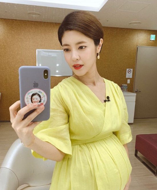Actor Lee Yoon-ji has reported on the latest.Lee Yoon-ji wrote on his Instagram account on Sunday: Two weeks check. 33w6d. Spring is hungry, even on our hearts.In our world, he posted a picture with an article.Lee Yoon-ji in the public photo is wearing a yellow dress and creating a bright atmosphere. Especially, Lee Yoon-jis D line, which is pregnant with the second, attracts attention.Lee Yoon-ji is appearing on SBS Same Bed, Different Dreams 22 - You Are My Destiny.Photo: Lee Yoon-ji Instagram