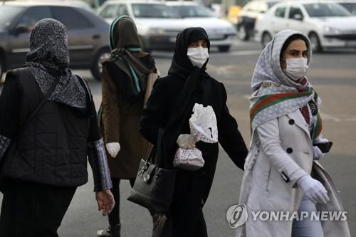 마스크를 쓰고 외출한 테헤란 시민들 [AP=연합뉴스]