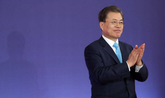 문재인 대통령은 1일 서울 배화여자고등학교 본관 앞에서 거행된 제101주년 3·1절 기념식에서 “코로나19를 이겨낼 수 있고, 위축된 경제를 되살릴 수 있다”며 “‘코로나19 극복 민생·경제 종합대책’도 신속하게 실행할 것이다. 이를 위해 예비비를 적극 활용하고 추경 예산을 조속히 편성해 국회에 제출하겠다”고 말했다. 연합뉴스 제공