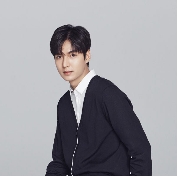 Actor Lee Min-ho Donated Now 300 million won to help overcome the new coronavirus Infection (COVID-19).This Donation is meaningful in that Lee Min-ho has been secretly conducted through a platform promise established by Actor to practice sharing with fans instead of entrusting each institution in the name of an individual.Lee Min-hos Donation will be used to purchase personal hygiene products and anti-virus products for medical staff to prevent the infection of low-income and immuno-vulnerable children who need help in all states including Daegu and Gyeongbuk areas.We decided to Donation in the hope that the spread of community infection and the children of the immune vulnerable will be protected safely, Promise said. We hope that it will help families who are having difficulty purchasing essential anti-virus items such as health masks, so that they can overcome the COVID-19 crisis and grow healthy.I was saddened to hear that the medical staff and the anti-virus workers who are suffering from confirmed patient treatment at All States medical institutions are having a lot of difficulties in the shortage of anti-virus supplies, and I was wondering if they would be able to help a little bit in their efforts, he said.Lee Min-ho fan club Minoz also adds meaning by donating 7.5 tons of rice separately to help overcome the damage caused by low-income families suffering from living due to corona 19.The items will be delivered to children and adolescents in blind spots where they are not properly eaten and cared for.Meanwhile, Promise is a Donation platform established to practice sharing with Lee Min-ho and fans.Since March 2014, we have been steadily pursuing the value of Fun Donation and have been awarded good brand targets for the third consecutive year.We have realized the shared value by producing small business owners and designer products that reexamine the value of various social contribution campaigns with the theme of Child, environment, and animal, and donating the proceeds of sales for the development of our society.In particular, Lee Min-ho is constantly engaged in generous sharing activities for those who are not cared for by the dismantling or change of the family in the blind spot as well as the local underprivileged.He is also a member of UNICEFs Honors Club (a group of individuals with more than KRW 100 million).Meanwhile, Lee Min-ho will visit viewers at the small screen in April as the emperor Lee Gon in SBSs Golden Land Drama Ducking: The Monarch of Eternity.Donation ..8 agencies delivered through fan Donation platform Promise