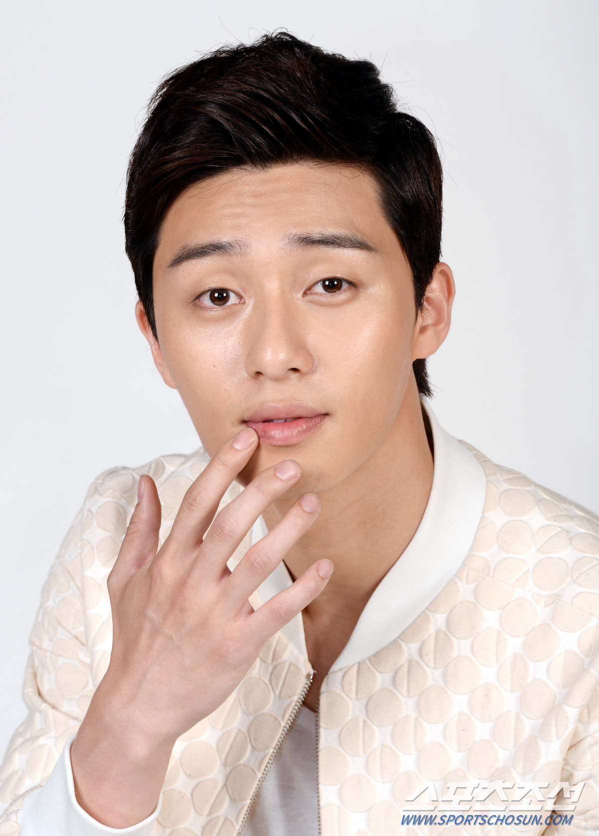 In Golden Up, Park Seo-joon played the role of Park Hyun-tae, the youngest son of a cute child who has become accustomed to deviations because of his wounds.He has not been able to clean up his relationship with the long-time couple, so he has Acted a playboy who makes his wife, Chung Mong-hyun (Baek Jin-hee), who is married.Park Seo-joon, a used rookie in his third year of debut, received a love of A house theater female fans by expressing stable inner acting and sad feelings about his loved ones in Warm Words.In She Was Pretty, Park Seo-joon was transformed from fat to perfect man, and he caught his attention with Hye-jin (Hwang Jeong-eum) and a gentle love that crashed from Icon of his first love to Park Seo-joon in Ssam, My Way captured the womans heart by Acting the Godongman Character, which transformed from a former Taekwondo player to a martial arts player.In Why is Kim Secretary?, Lee Young-joon, a tough but sweet man, expressed the same couple chemistry as it is enough to inspire Park Min-young and his enthusiasm.