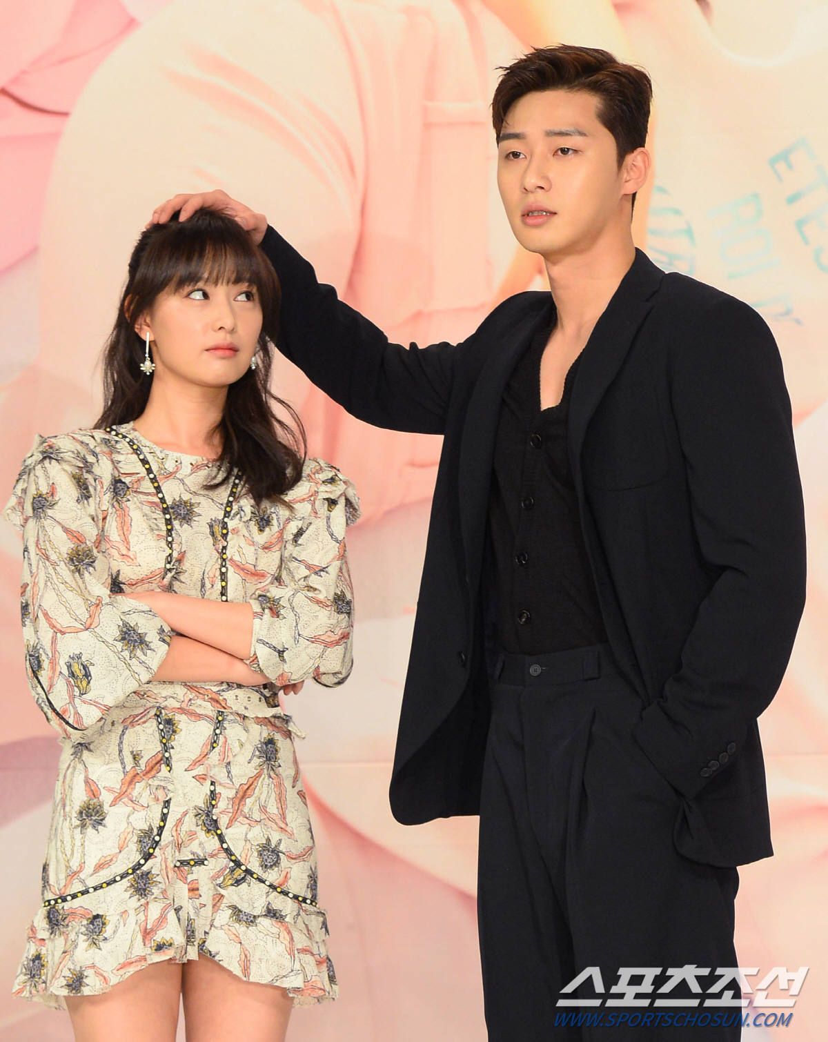 In Golden Up, Park Seo-joon played the role of Park Hyun-tae, the youngest son of a cute child who has become accustomed to deviations because of his wounds.He has not been able to clean up his relationship with the long-time couple, so he has Acted a playboy who makes his wife, Chung Mong-hyun (Baek Jin-hee), who is married.Park Seo-joon, a used rookie in his third year of debut, received a love of A house theater female fans by expressing stable inner acting and sad feelings about his loved ones in Warm Words.In She Was Pretty, Park Seo-joon was transformed from fat to perfect man, and he caught his attention with Hye-jin (Hwang Jeong-eum) and a gentle love that crashed from Icon of his first love to Park Seo-joon in Ssam, My Way captured the womans heart by Acting the Godongman Character, which transformed from a former Taekwondo player to a martial arts player.In Why is Kim Secretary?, Lee Young-joon, a tough but sweet man, expressed the same couple chemistry as it is enough to inspire Park Min-young and his enthusiasm.