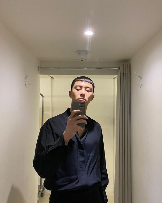 On the 2nd, Park Seo-joon posted Selfie through his Instagram.In the photo, Park Seo-joon, wearing a black costume, was wearing a chic eye with a bamtool head. A distinctive charisma that pierces through the mirror catches his eye.Meanwhile, Park Seo-joon is currently in the series from JTBC Itae One Clath to Park Sae-roi Station.