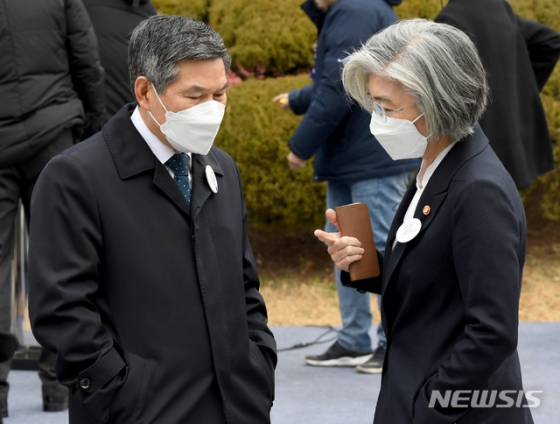 [서울=뉴시스]박영태 기자 = 정경두(왼쪽) 국방부 장관과 강경화 외교부 장관이 1일 서울 종로구 배화여고에서 열린 제101주년 3.1절 기념식에 참석해 이야기를 나누고 있다. 2020.03.01.  since1999@newsis.com