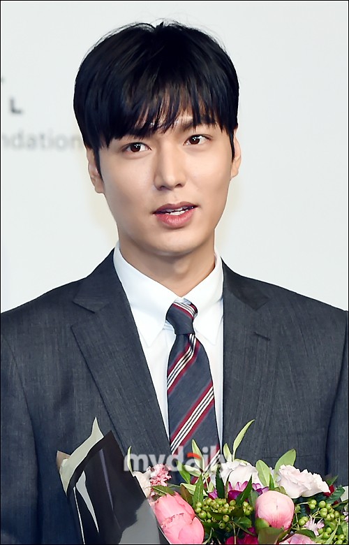 Spring will come to everyone as soon as possible (Lee Min-ho)Actor Lee Min-ho has donated 300 million won to prevent the spread of COVID-19 and overcome the damage, and it is becoming a model for the community.Lee Min-ho, along with his agency MYM Entertainment, donated 300 million won for COVID-19 through the Donation platform Promise.The donation was delivered to eight donation organizations, including the fruits of love for the Social Welfare Community Chest, the International Relief Development NGO Good Neighbors, Hope Bridge All States Disaster Relief Association, Save the Children, Green Umbrella Childrens Foundation and three Korean Childrens Associations.Promise said, We decided to Donation in the hope that children with community infection prevention and immune-vulnerable classes will be protected safely. We hope that the COVID-19 crisis will be overcome and children will grow healthy by helping families who are having difficulty purchasing essential anti-virus items such as health masks. .I was saddened to hear that all states medical institutions are having a lot of difficulties in the shortage of anti-virus supplies needed for medical staff and anti-virus workers who are suffering from confirmed patient treatment.I did not want to help them a little bit. Lee Min-ho is one of the leading stars who steadily lead Donation and spread good influence.In particular, he set up the Donation platform Promise in 2013 to practice sharing with fans.The value of Fun Donation has continued every year and has been awarded the Good Brand Award for the third consecutive year.Promise has donated money to Good Neighbors and 12 local childrens centers in Jinan County, and has carried out various activities such as Jam Jam Box project for low-income underage children and support campaign for children waiting for adoption.In addition, Lee Min-ho added a warm warmth to her Instagram on the 2nd, leaving a message of warm encouragement.Lee Min-ho wrote a message that Spring comes to all of us soon with a picture of cherry blossoms.I was impressed by the posting that showed my heartfelt heart.So fans are always feeling that this good influence of today is a decision that can not be made if it is not true, It is a great hit as an actor and a person, It is a great hit, It is a great cheering for the future to be unfolded, It is really good for young people,  Thats amazing.I am ashamed, but I have to add a little power,  personality is cool,  I pray that Spring will come to everyone as soon as possible. 