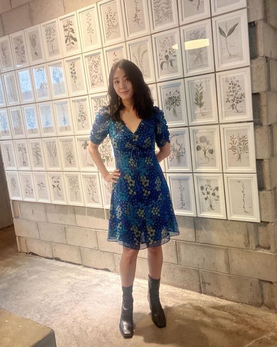Park Eun-hye boasted of her still-looking look.Actor Park Eun-hye posted a picture on his Instagram on March 2 with an article entitled Lets do it today.The photo shows Park Eun-hye posing in a blue short-sleeved one-piece, with bright beautiful looks catching the eye.kim myeong-mi